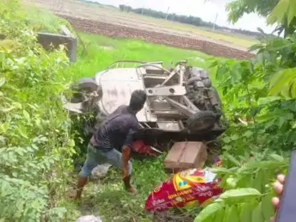 टेढ़ागाछ: टेढ़ागाछ प्रखंड के फुलवरिया रोड पर तेज रफ़्तार ऑटो पलटा, चालक बाल-बाल बचा