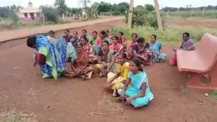 జహీరాబాద్: నాగిరెడ్డిపల్లిలో కబ్జాకు గురైన 70ఎకరాల ప్రభుత్వ భూమిని పేదలకు పంచాలని మహిళల ఆందోళన #localissue