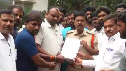 కరీంనగర్: బొమ్మకల్ లారీ అసోసియేషన్ వద్ద లారీలు నిలపడం వల్ల ప్రమాదాలు జరుగుతున్నాయని పోలీసులకు బొమ్మకల్ వాసుల ఫిర్యాదు