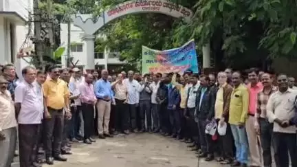 ಧಾರವಾಡ: ಎಸ್ಸೆಸ್ಸೆಲ್ಸಿ ಕಡಿಮೆ ಫಲಿತಾಂಶ ವಿರುದ್ಧ ಕ್ರಮ ಸರ್ಕಾರದ ಆದೇಶ ವಾಪಸ್ ಪಡೆಯುವಂತೆ ಆಗ್ರಹಿಸಿ ನಗರದ ಜಿಲ್ಲಾಧಿಕಾರಿ ಕಚೇರಿ ಎದುರು ಪ್ರತಿಭಟನೆ