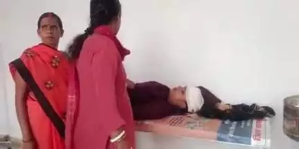चिनिया: चिनियां में दर्दनाक हादसा: सब्जी दुकान से लौट रही युवती को ट्रैक्टर ने टक्कर मारी, हालत नाज़ुक