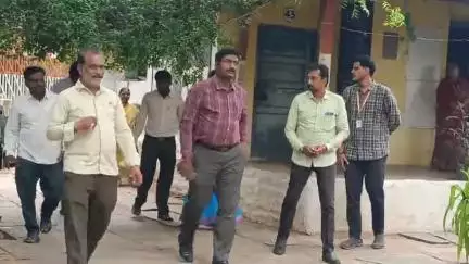 ಕಂಪ್ಲಿ: ನಗರದ ಷಾಮಿಯಾಚಂದ್ ಸರ್ಕಾರಿ ಶಾಲೆಗೆ ಭೇಟಿ ನೀಡಿದ ಲೋಕಾ ಪೊಲೀಸ್ ಇನ್ಸ್‌ಪೆಕ್ಟರ್ ನಾಗರೆಡ್ಡಿ