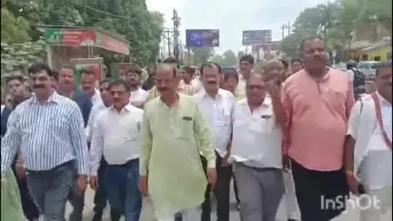 कोल: अलीगढ़ में विद्युत कटौती से परेशान उद्योग व्यापार प्रतिनिधि मंडल ने चीफ इंजीनियर को सौंपा ज्ञापन #jansamasya