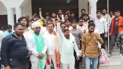मथुरा: कॉरिडोर निर्माण के समर्थन में करणी सेना ने समय की मांग करते हुए जिलाधिकारी को सौंपा ज्ञापन