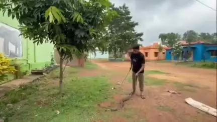 କାମାକ୍ଷାନଗର: ମହାବିରୋଡ଼ ଗାଁରୁ ଗୁରୁବାର ୩ଟାରେ  ୭ଫୁଟର ଅଜଗର ସାପ ଉଦ୍ଧାର