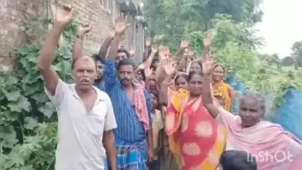 রতুয়া ২: রাস্তার দাবিতে বিধানসভা নির্বাচনে ভোট বয়কটের ডাক পশ্চিম রুকুন্দিপুর এলাকার বাসিন্দাদের