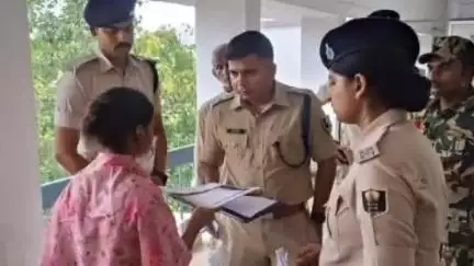 डुमरा: सीतामढ़ी: एसपी ने लगाया जनता दरबार, कार्यालय से बाहर आकर फरियादियों से मिले