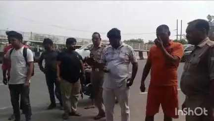 धौलाना: नेशनल हाईवे 9 पर स्थित छिजारसी टोल प्लाजा पर विश्व हिंदू परिषद और बजरंग दल के कार्यकर्ताओं ने मांस से भरी गाड़ी को रोका