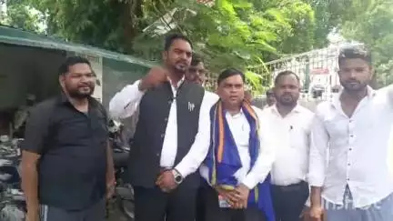 बरेली: कोतवाली थाना के सामने अंबेडकर पार्क में डॉ भीमराव अंबेडकर की मूर्ति को क्षतिग्रस्त करने का आरोप भीम आर्मी ने किया विरोध