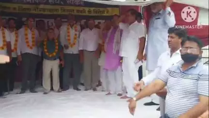 सीकर: अभिभाषा संघ संघर्ष समिति का जिला मुख्यालय पर धरना 106 दिन से लगातार जारी