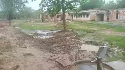 गोपद बनास: सीधी जिले के पिपरहा विद्यालय परिसर में भरा पानी, छात्रों को हो रही है परेशानी