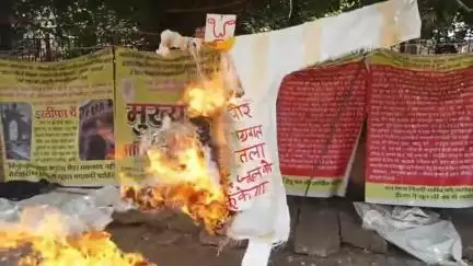 मथुरा: समाजसेवी ने मथुरा मेयर का डेमपीयर नगर में फुका पुतला, कहा- एक दिन का बनाया जाए सीएम