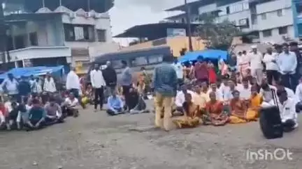 पालघर: वाडा- भिवंडी महामार्गाच्या दुरावस्थेविरोधात श्रमजीवी संघटनेचे कुडूस येथे रास्ता रोको आंदोलन