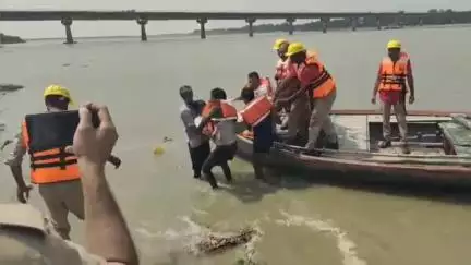 बांगरमऊ: बांगरमऊ के नानामऊ घाट पर बाढ़ से बचाव के लिए आयोजित हुआ मार्क ड्रिल, राहत-बचाव कार्यों का हुआ अभ्यास