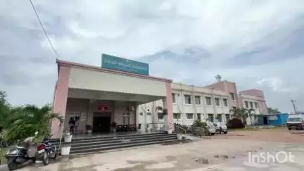 వేములవాడ: హాస్టల్లో ఉన్న కొడుకుని చూసేందుకు వచ్చి తల్లి మృతి