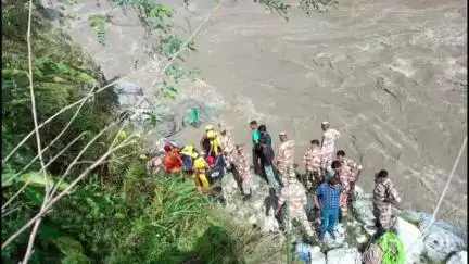 सरदारपुर: उत्तराखंड में अलकनंदा नदी में गिरी यात्रियों से भरी ट्रैवलर, राजगढ़ के विशाल सोनी की मौत, पत्नी लापता, बेटा घायल
