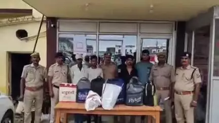 मुगलसराय: थाना अलीनगर आरपीएफ की संयुक्त टीम ने मानस नगर पोखरा के पास से चार शराब तस्करों को गिरफ्तार किया, अवैध शराब बरामद