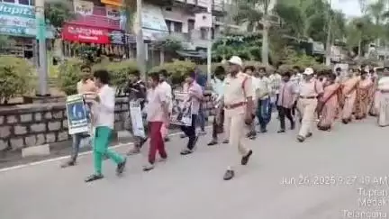 మనోహరాబాద్: తూప్రాన్ పట్టణంలో మాదక ద్రవ్యాలను వ్యతిరేకిస్తుపోలీసులు, విద్యార్థుల ర్యాలీ