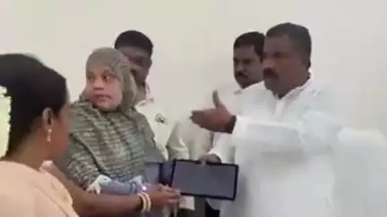 పట్టణంలో మెప్మా సభ్యులకు టాబ్‌లను అందజేసిన డోన్ ఎమ్మెల్యే కోట్ల జయసూర్య ప్రకాశ్‌ రెడ్డి