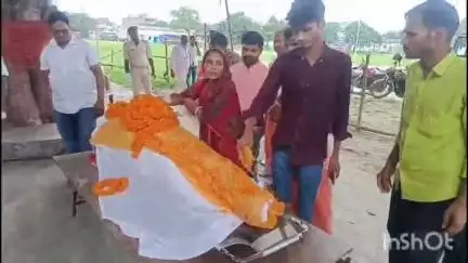 अररिया: जोकीहाट रजिस्ट्री ऑफिस में पदस्थापित गृह रक्षक की मौत, अररिया पुलिस लाइन में दी गई अंतिम विदाई
