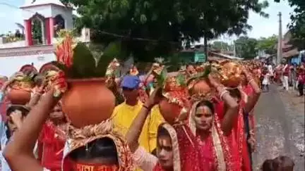 झाझा: मछिंद्रा गांव स्थित मां काली मंदिर में 9 दिवसीय अनुष्ठान की हुई  शुरुआत, निकाली गई कलश शोभा यात्रा