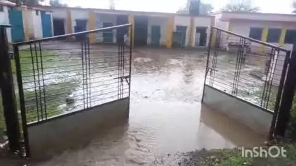 खकनार: दूधिया में बारिश से स्कूल बना तालाब, प्रांगण लबालब, बच्चों की जान जोखिम में, ज़िम्मेदार खामोश!