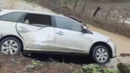 तिल्दा: तिल्दा जोता मार्ग पर एक कार खेत में गिरी, कार हुई क्षतिग्रस्त