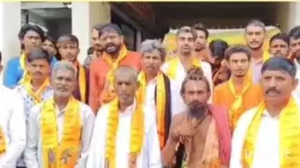 રાધનપુર: નગરપાલિકા કચેરી ખાતે અખિલ હિન્દુ મહાસભા દ્વારા ગેરકાયદેસર કતલખાનાને લઈને ધરણા