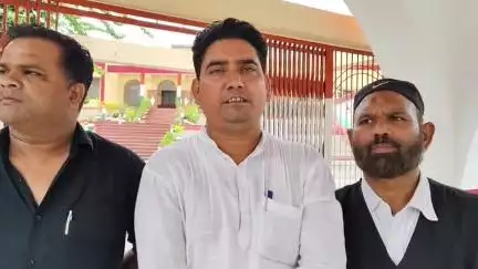 नगर आयुक्त द्वारा जाटवपुरी चौराहे पर अतिक्रमण के नाम पर दुकान व मकान तोड़े जाने के सम्बन्ध मे जिलाधिकारी महोदय को ज्ञापन सौंपा