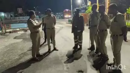 భద్రాచలం: భద్రాచలం పట్టణంలోని వివిధ ప్రాంతాల్లో బుధవారం అర్ధరాత్రి అకస్మిక తనిఖీలు చేపట్టిన భద్రాచలం ASP విక్రాంత్ కుమార్ సింగ్