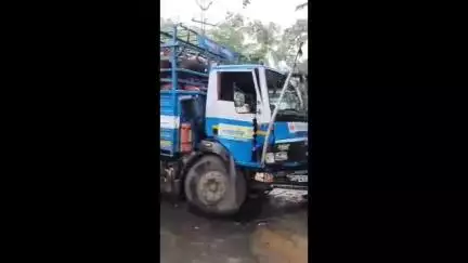 হাসনাবাদ: হাবাসপুরে নিয়ন্ত্রণ হারিয়ে ইলেকট্রিক পোস্টে ধাক্কা গ্যাস ভর্তি ট্রাকের