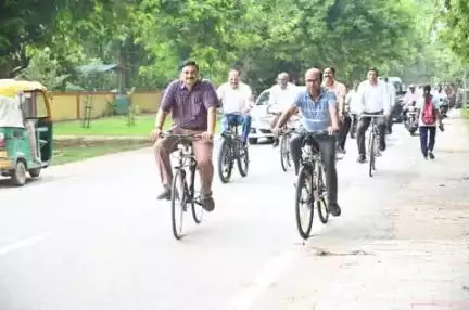 पर्यावरण संरक्षण की प्रेरणा बने बरेका महाप्रबंधक श्री नरेश पाल सिंह - साइकिल चलाकर किया बरेका कॉलोनी का निरीक्षण, दिया हरित जीवनशैली का संदेश ! साथ ही, स्वास्थ्य और स्वच्छता के प्रति भी जागरूक किया गया ! #railminindia