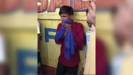 हमीरपुर: मौदहा में जनता ने टप्पेबाज को पकड़कर पुलिस को सौंपा