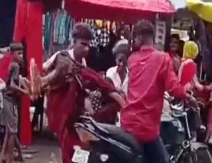 ಸಿನಿಮೀಯ ಶೈಲಿಯಲ್ಲಿ ಬಾಲಕಿಯ ಅಪಹರಣ.. ಬೈಕ್ ಮೇಲೆ ಎತ್ತಾಕೊಂಡು ಹೋದ ಯುವಕರು