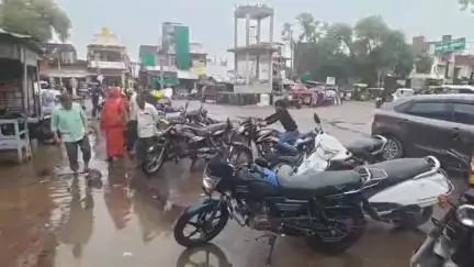 महरौनी: महरौनी के मुख्य चौराहे पर जलभराव से जनता परेशान, बैंक पहुँचना हुआ मुश्किल