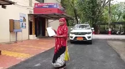 नरसिंहपुर: एक्सीडेंट में FIR दर्ज कराने की मांग लेकर पीड़ित मां ने एसपी ऑफिस में एसपी को दिया आवेदन