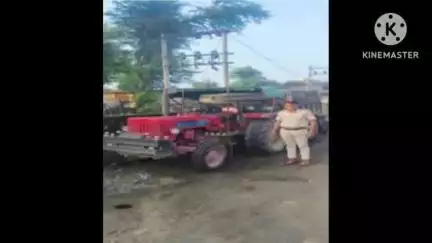 सवाई माधोपुर: सवाई माधोपुर थाना कुंडेरा ने बनास नदी से अवैध बजरी परिवहन करते हुए एक ट्रैक्टर-ट्रॉली को किया ज़ब्त