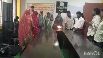 हरिहरगंज: पीएम आवास योजना के 10 साल पूरे होने पर हरिहरगंज नगर पंचायत कार्यालय में केक काटकर उत्सव मनाया गया