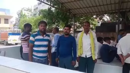 उन्नाव: औरास थाना क्षेत्र के गोपालखेड़ा में जंगली जानवर के काटने के बाद किसान की मौत, पोस्टमार्टम हाउस में भाई हुआ भावुक