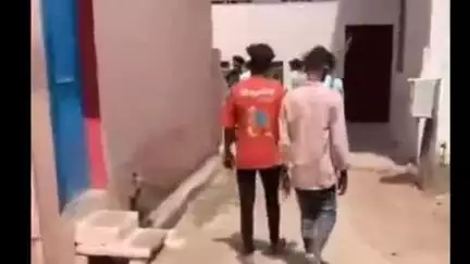 ललितपुर: नेहरू नगर मोहल्ले में कात्यानी माता मंदिर के पास दबंगों ने दो युवकों के साथ लाठी-डंडों से की मारपीट, वीडियो हुआ वायरल