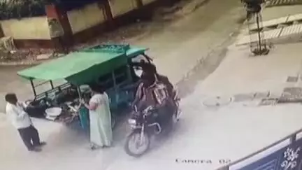 अजमेर: नाका मदार क्षेत्र में घर के बाहर सब्जी खरीद रही महिला के साथ हुई चेन स्नेचिंग की वारदात, सीसीटीवी में कैद
