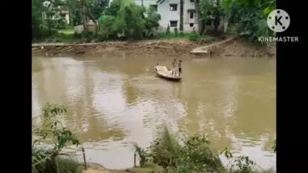 খানাকুল ১: নরেন্দ্রচক এলাকার দ্বারকেশ্বর নদে নৌকা ডুবি থেকে অল্পের জন্য বাঁচলো স্কুল পড়ুয়ারা,আহত বেশ কয়েকজন