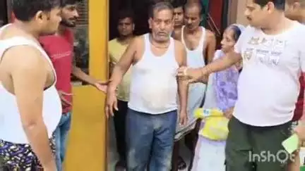 फर्रुखाबाद: फतेहगढ़ पुलिस लाइन चौराहा के पास तेज रफ्तार कार ने इलेक्ट्रॉनिक दुकानदार को टक्कर मारने के बाद दीवार में घुस गई