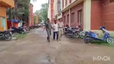 পুরুলিয়া ২: আগ্নেয়াস্ত্র দেখিয়ে এক ব্যক্তিকে প্রাণে মারার চেষ্টা অভিযোগে গ্রেফতার করা হলো এক যুবককে ঘটনা জিলিং গ্রামের অদূরে