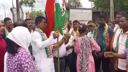 রাজগঞ্জ: নিদাম চাবাগানে তৃণমূলের গেট মিটিংয়ে বিজেপির শ্রমিক ইউনিয়ন থেকে ২০০ জন তৃণমূলে যোগ দিল,উপস্থিত মন্ত্রী বুলুচিক বড়াইক