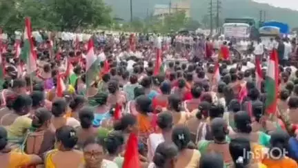 पालघर: चिंचोटी येथे श्रमजीवी संघटनेचे चिंचोटी- भिवंडी मार्गाच्या दुरावस्थेविरोधात रास्ता रोको आंदोलन