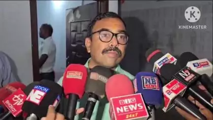 পশ্চিম যোৰহাট: বিজেপিৰ এজন পালিনেতা ৰাজা বাইলুঙে গড়মূৰ শ্মশানত দলৰে এজন প্ৰাথমিক সদস্যক প্ৰহাৰ কৰে,জিলা কাৰ্যালয়ত প্ৰতিক্ৰিয়া সভাপতিৰ