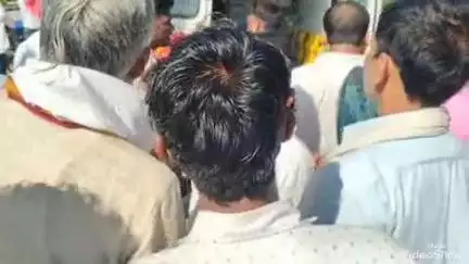 लालगंज: राजापुर पेट्रोल पंप के सामने कार की टक्कर से बाइक सवार दो लोग गंभीर रूप से घायल, पुलिस ने एंबुलेंस से भेजा ट्रामा सेंटर