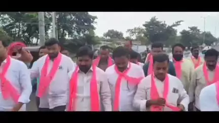 బెల్లంపల్లి: బెల్లంపల్లి  మున్సిపల్ కార్యాలయం ఎదుట మాజీ ఎమ్మెల్యే దుర్గం చిన్నయ్య ఆధ్వర్యంలో ధర్నా చేపట్టిన బిఆర్ఎస్ నాయకులు