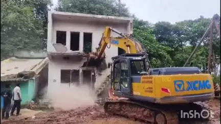 जगदलपुर: प्रवीर वार्ड के खड़कघाट में नए पुल निर्माण में बाधा बन रहे मकान पर प्रशासन का बुलडोजर चला
